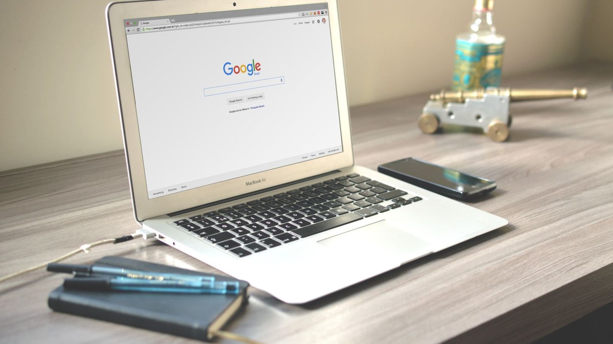Google arama motoru ekranı açık dizüstü bilgisayar