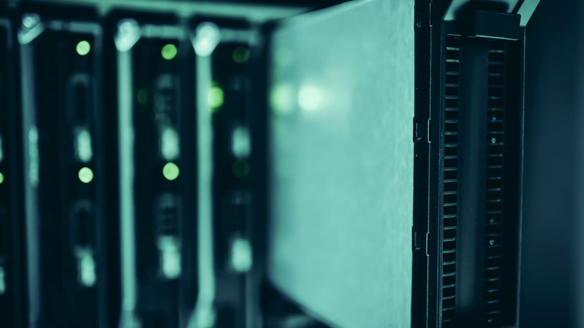 Sunucu odasında disk sürücüsü yakın çekim
